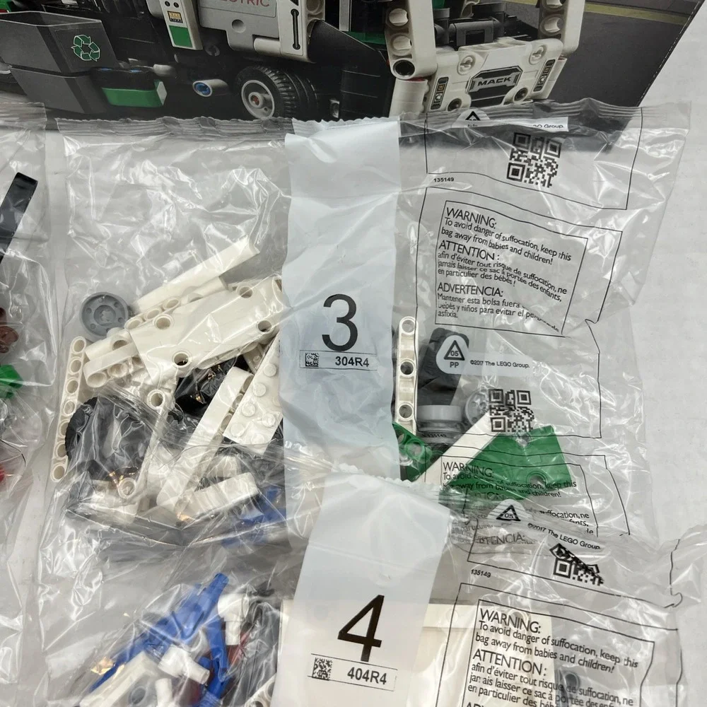 LEGO TECHNIC: Mack LR Electric Garbage‎ Truck (42167) - Picture 7 of 9